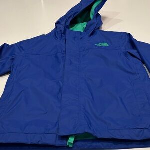 The North Face Boys Blue and Green Jacket with DRYVENT and fleece lining. Sm